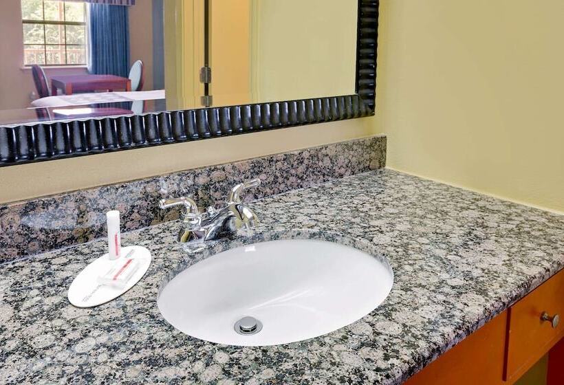 فندق على الطريق Super 8 By Wyndham Hazen