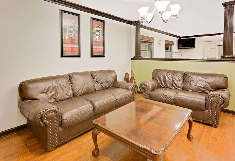 فندق على الطريق Super 8 By Wyndham Hazen