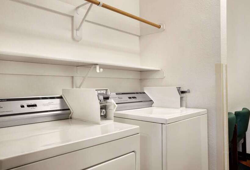 汽车旅馆  Super 8 By Wyndham Holton