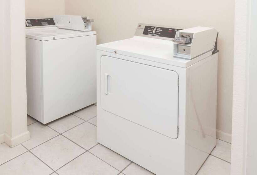 فندق على الطريق Super 8 By Wyndham Huntington