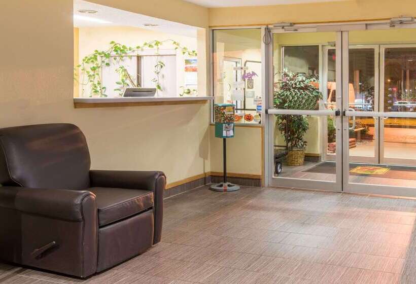 모텔 Super 8 By Wyndham Medina