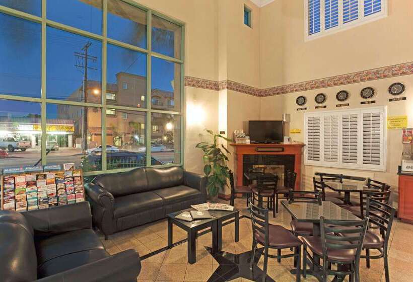 مُتل Super 8 By Wyndham North Hollywood