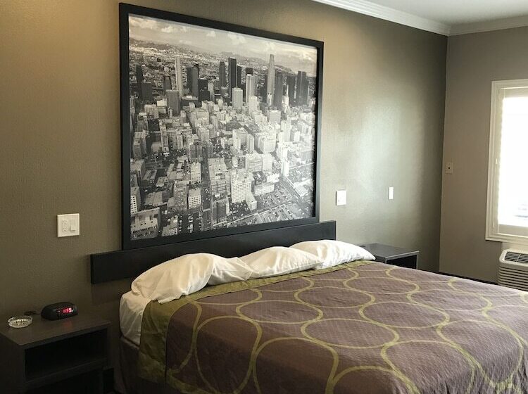 مُتل Super 8 By Wyndham North Hollywood