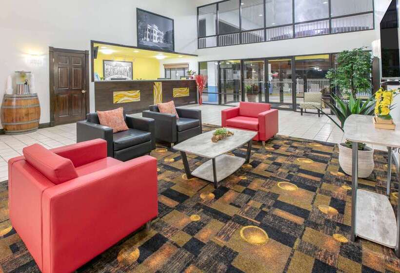 فندق على الطريق Super 8 By Wyndham Ocean Springs Biloxi