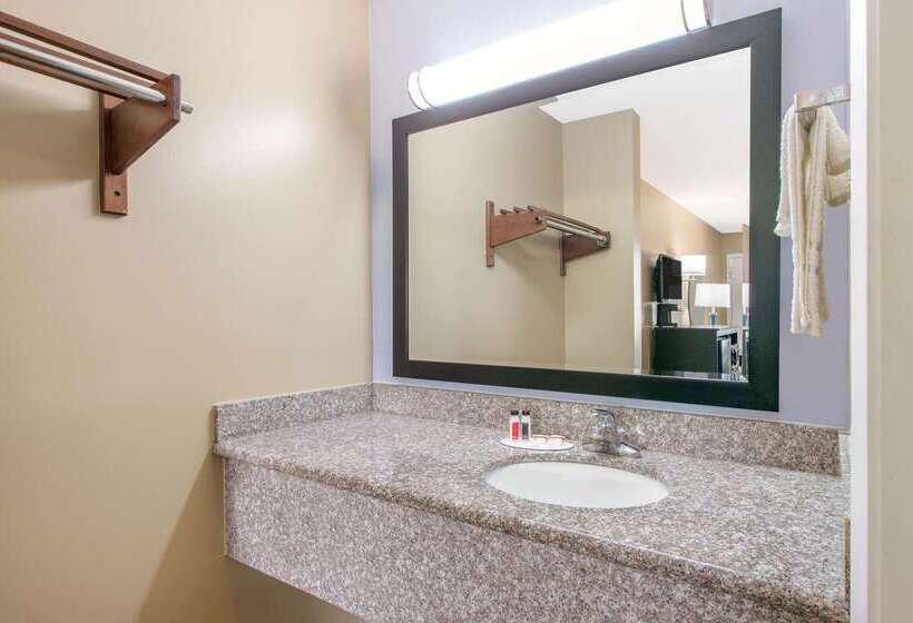 فندق على الطريق Super 8 By Wyndham Ocean Springs Biloxi