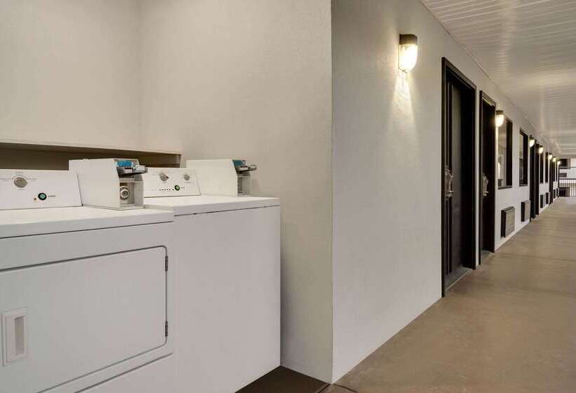 فندق على الطريق Super 8 By Wyndham Ocean Springs Biloxi