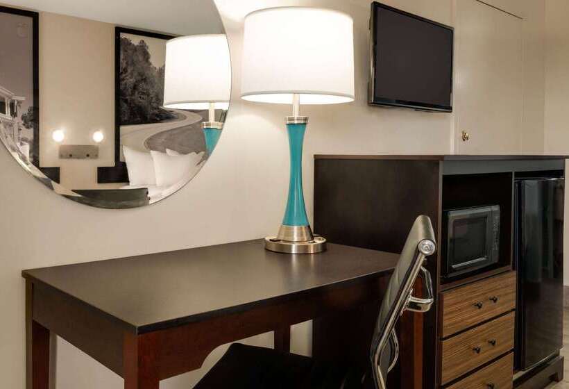 فندق على الطريق Super 8 By Wyndham Ocean Springs Biloxi