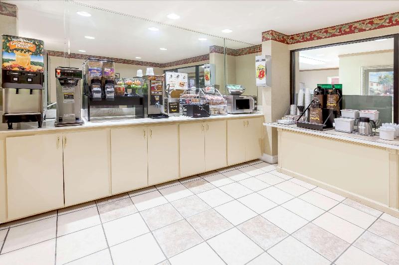 فندق على الطريق Super 8 By Wyndham Pine Bluff