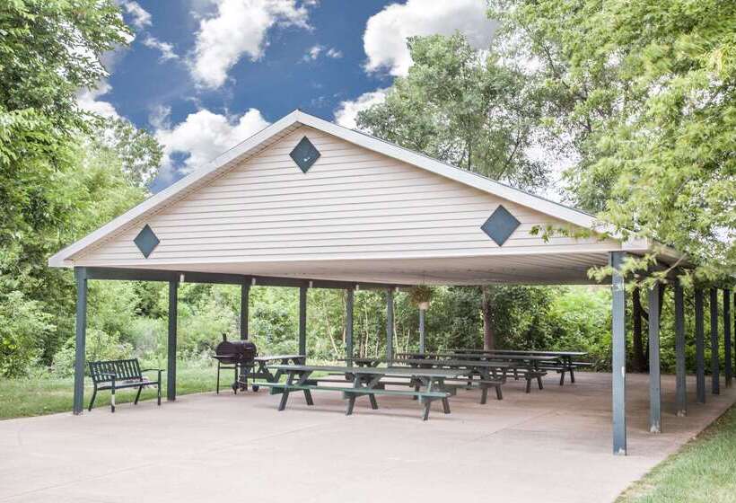 מוטל Super 8 By Wyndham Three Rivers