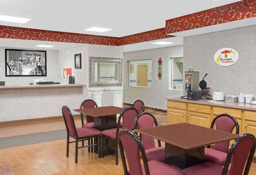 מוטל Super 8 By Wyndham Three Rivers