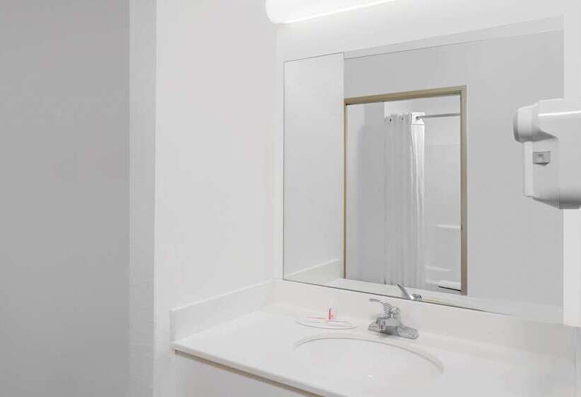 מוטל Super 8 By Wyndham Three Rivers