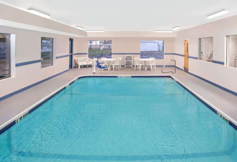 מוטל Super 8 By Wyndham Three Rivers