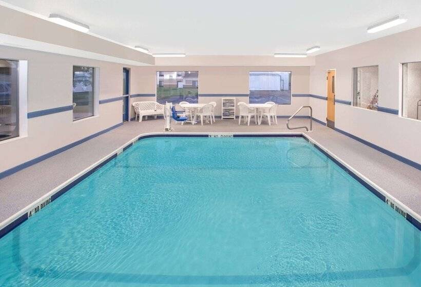 מוטל Super 8 By Wyndham Three Rivers