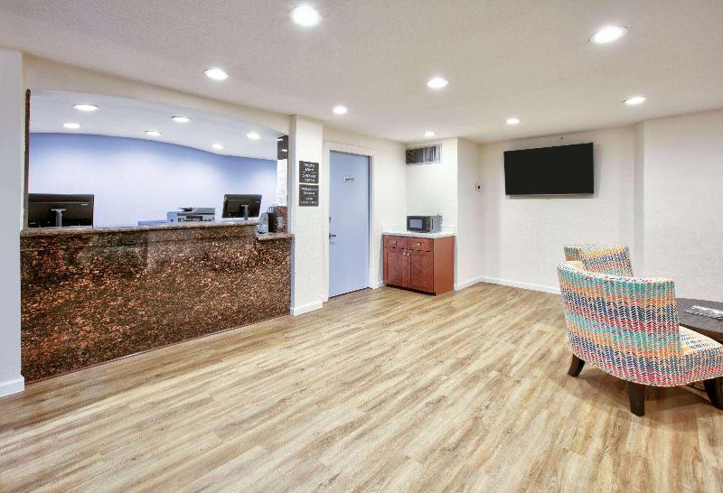 Мотель Super 8 By Wyndham Victoria / South / Hwy 59