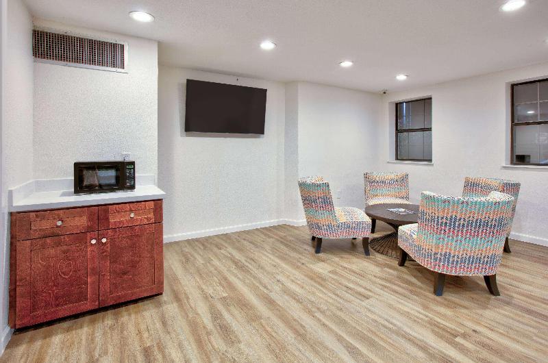 Мотель Super 8 By Wyndham Victoria / South / Hwy 59