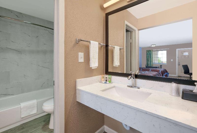 Мотель Super 8 By Wyndham Victoria / South / Hwy 59