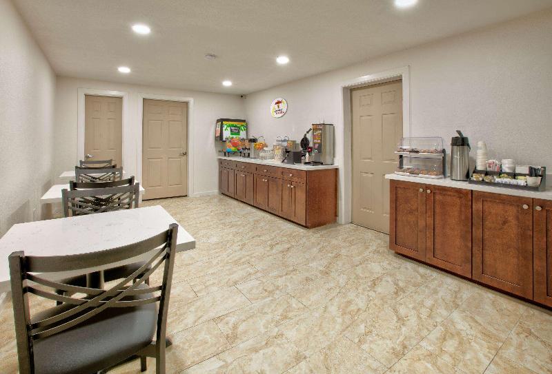 Мотель Super 8 By Wyndham Victoria / South / Hwy 59