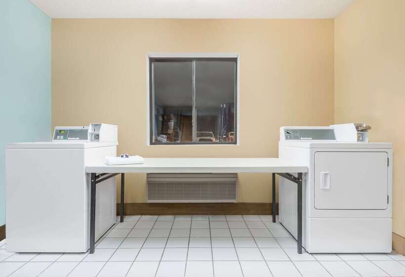 فندق على الطريق Super 8 By Wyndham Wakeeney