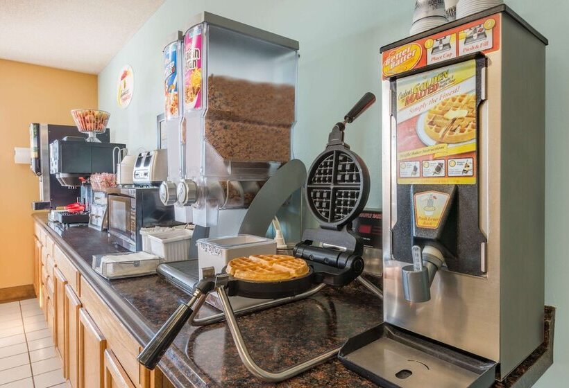 فندق على الطريق Super 8 By Wyndham Wakeeney