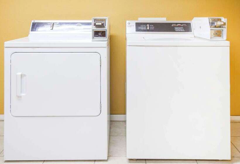 فندق على الطريق Super 8 By Wyndham White Hall