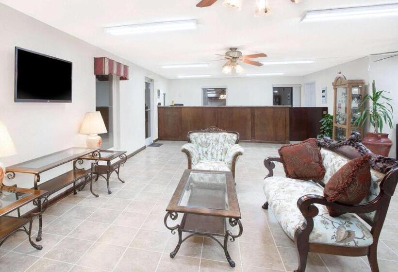 فندق على الطريق Super 8 By Wyndham Whiteville