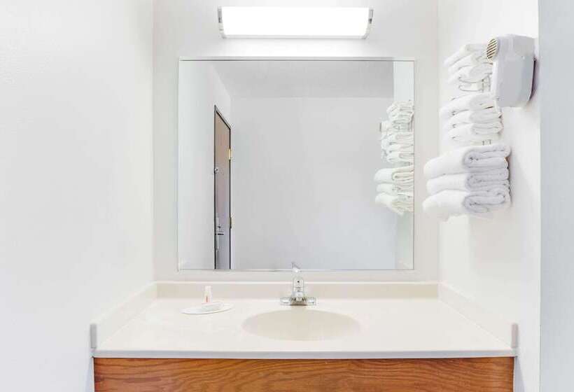 فندق على الطريق Super 8 By Wyndham Oelwein