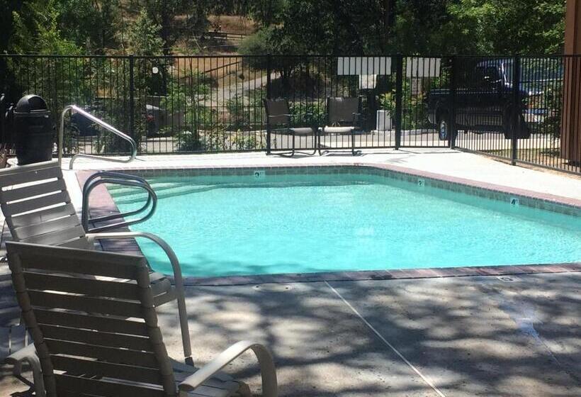 فندق على الطريق The Monarch Inn