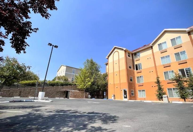 فندق على الطريق The Monarch Inn