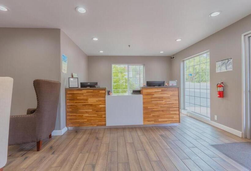 فندق على الطريق The Monarch Inn