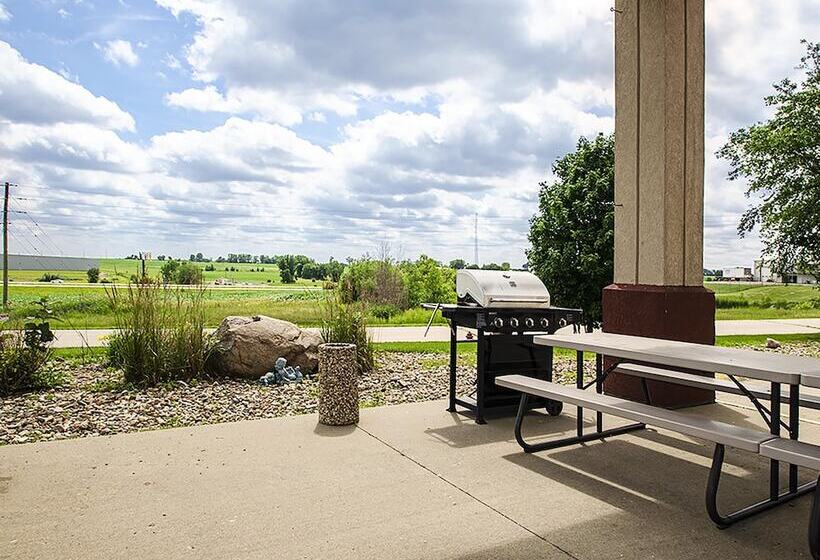 모텔 Urbana Inn & Suites