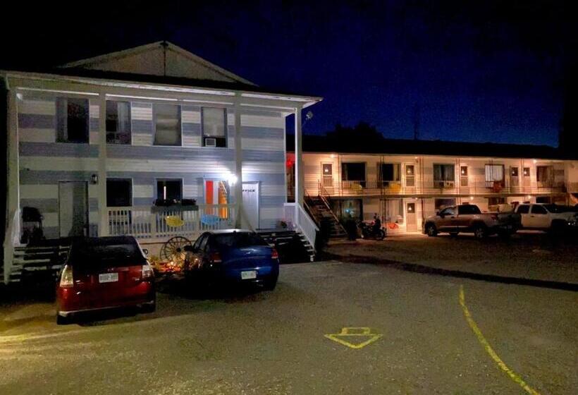 Bay Lake Inn   Frontiersman Motel