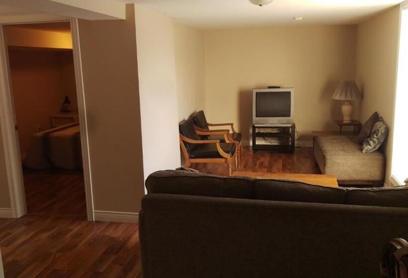 Bay Lake Inn   Frontiersman Motel