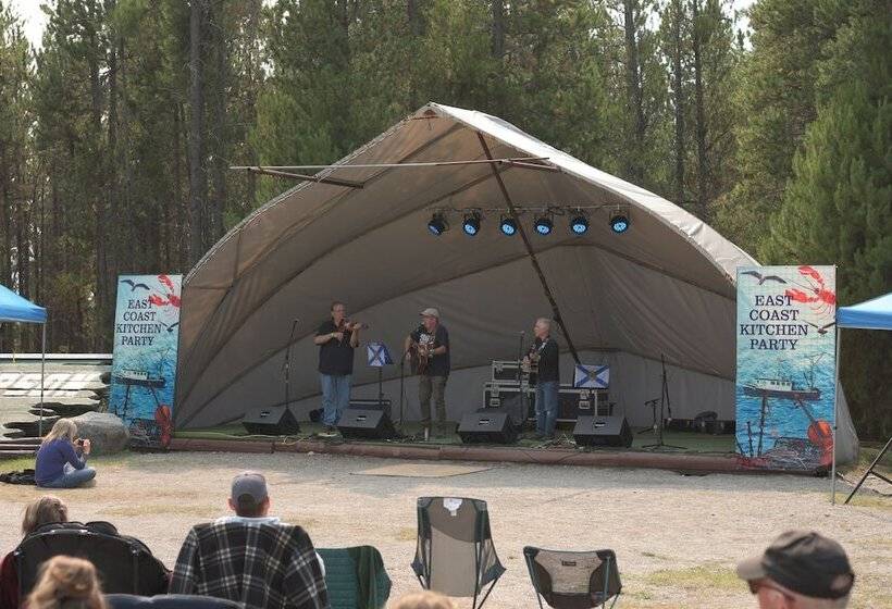 בית מלון כפרי David Thompson Resort
