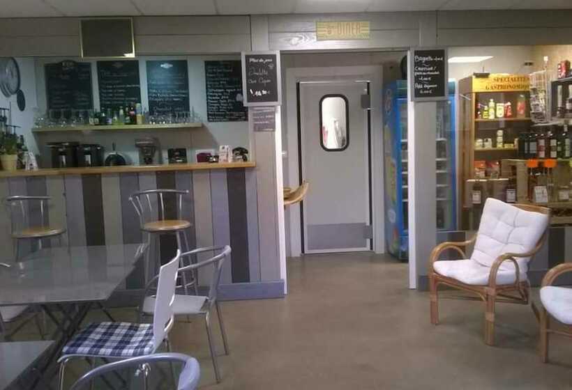 فندق L Agrion Bleu   Chambre Hôtelière   Campsite