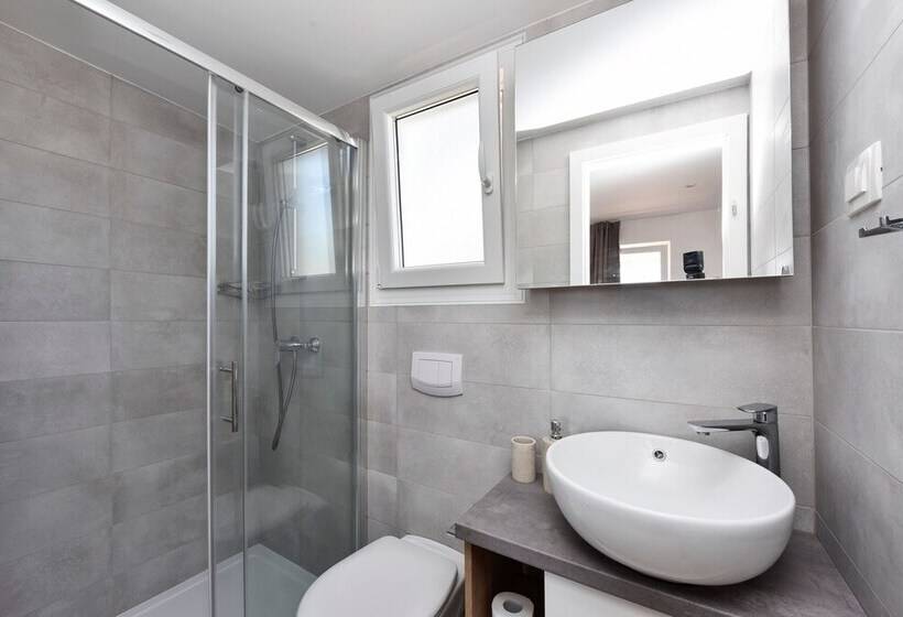 ホテル Mobile Homes At Camping Ugljan Resort