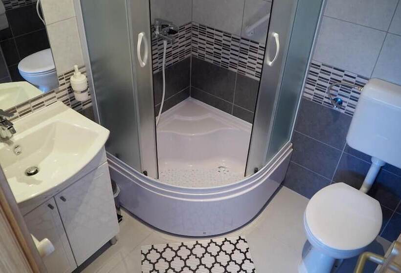 פנסיון Ad Astra House