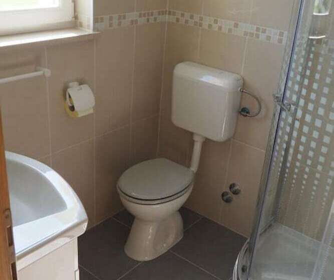 פנסיון Ad Astra House