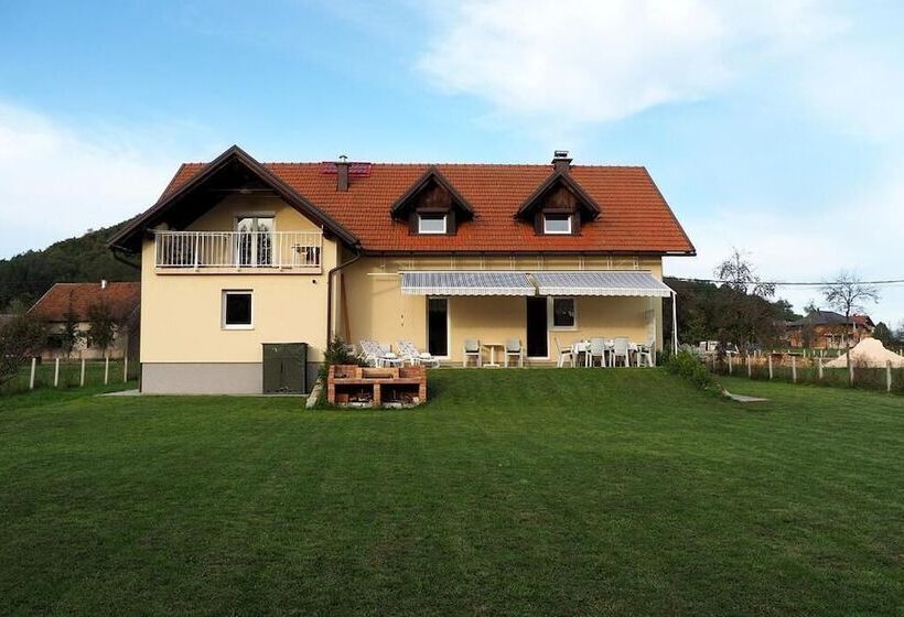 פנסיון Ad Astra House