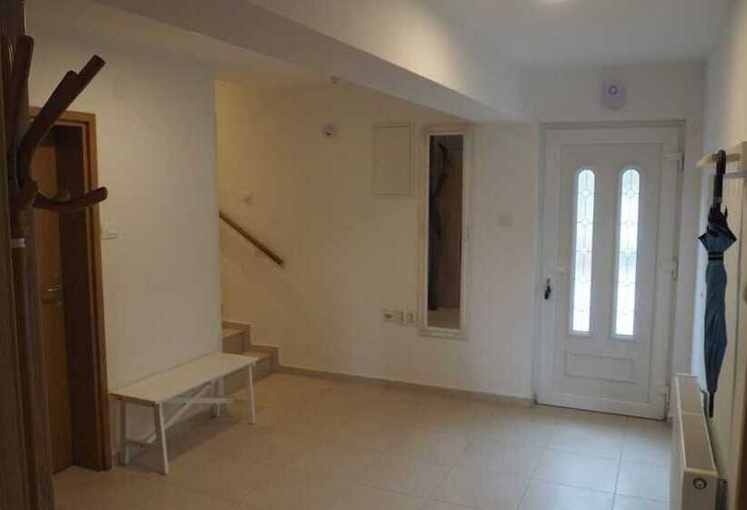 פנסיון Ad Astra House