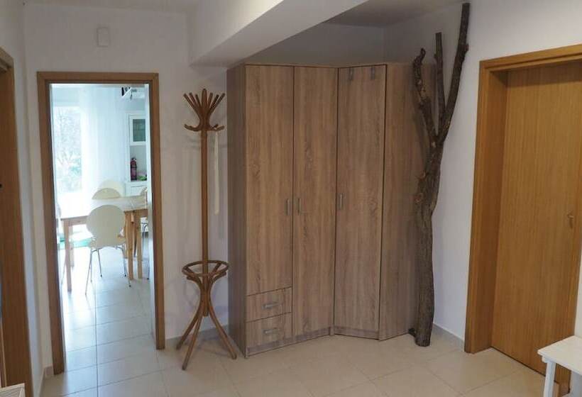 פנסיון Ad Astra House