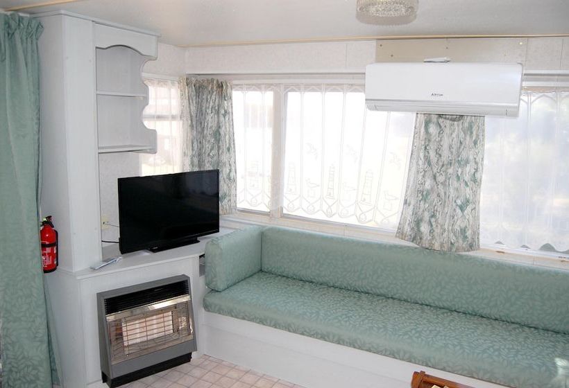 Bungalow With 2 Bedrooms In Cuffy, With Furnished Garden And Wifi 600 M From The Beach