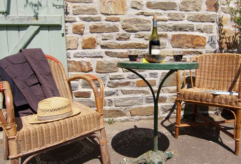 Charming Cottage In Ladignaclelong With Garden