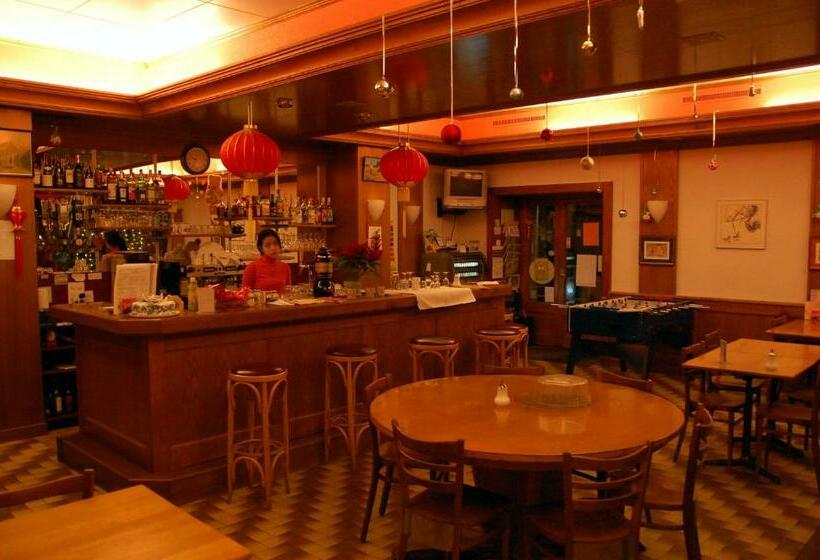 Отель Hôtel De L Ours