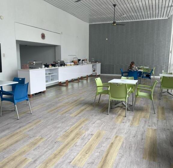 هتل Mall Santana Del Río