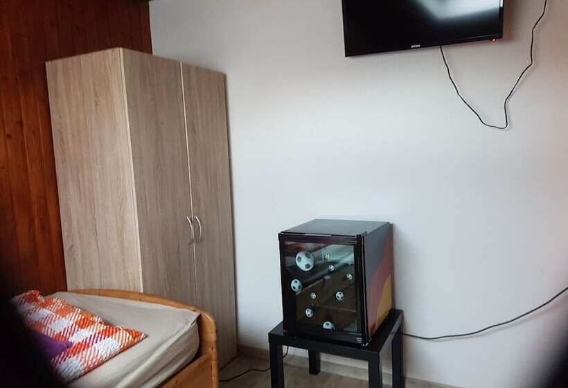 Пансион Monteurzimmer Aks