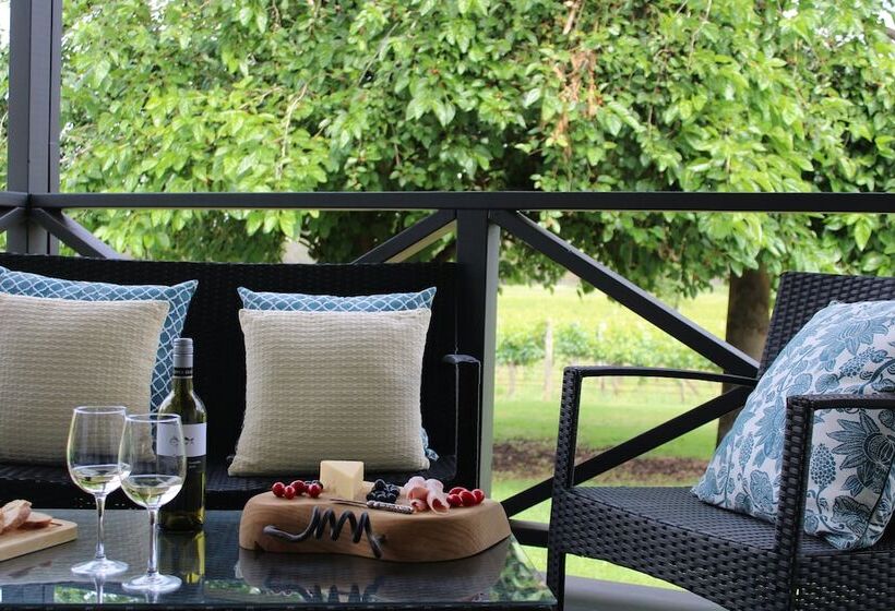 Vineyard Cottage At Upper Reach Winery