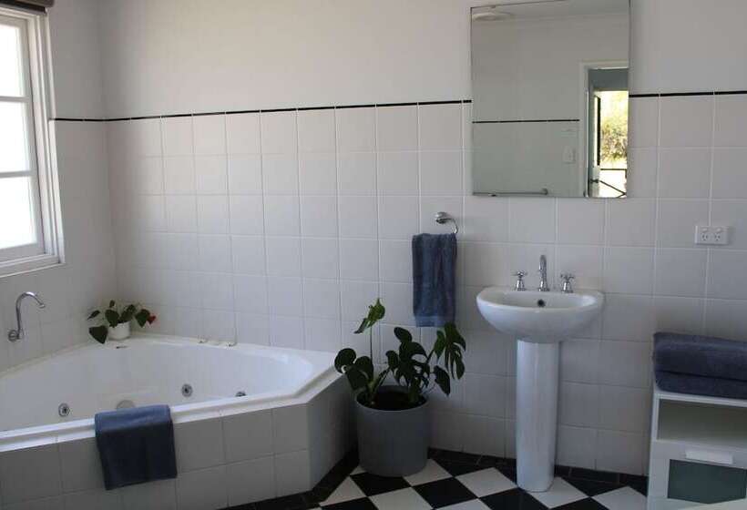 Vineyard Cottage At Upper Reach Winery