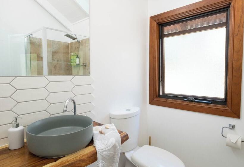 Airlie Beach Eco Cabins   Adults Only