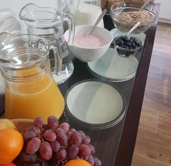 تختخواب و صبحانه Lyndene