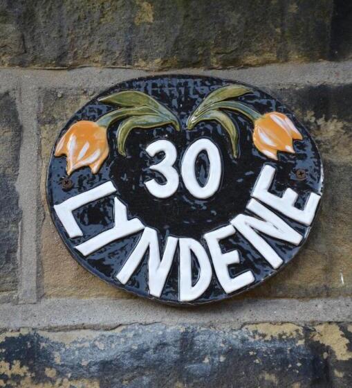 تختخواب و صبحانه Lyndene